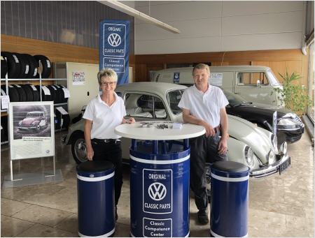 Das Bild zeigt zwei Mitarbeiter