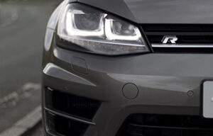 Das Bild zeigt ein Auto